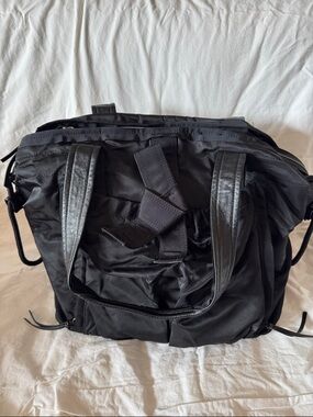 Lululemon yoga bag - spacious interior pockets with yoga mat holder